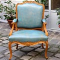 Fauteuil de Style tapissé de cuir bleu turquoise par Tapisserie Neves Paris