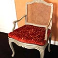 Fauteuil de Style à assise tapissée de velours rouge et dossier en cannage par Tapisserie Neves Paris