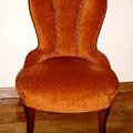 Fauteuil style en velours marron orangé tapissé par Tapisserie Neves Paris